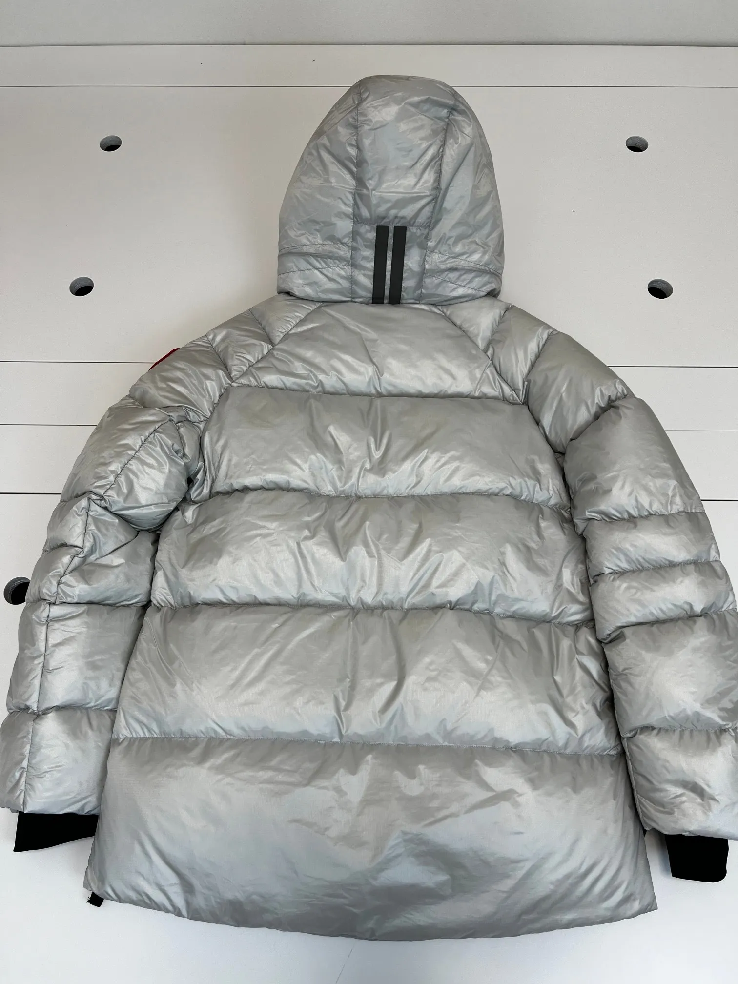 P980 has a cold protection effect of up to level 4. It is made of recycled Feather-Light tear-resistant fabric. It is ultra-light and has no weight-bearing feeling on the upper body! The unique black label highlights your temperament‼  Canada Goose, a Canadian brand, has always been recognized as the warmest down jacket. Various Instagram celebrities, Internet celebrities, and celebrities often wear it for street photos. I do Canada Goose every year, but I still can’t get rid of my love for geese. No matter how cold the winter is, there is no need to be afraid, because there are geese! Filled with 80% white duck down, Canada Goose is the legendary warmest down jacket and is known as a must-have for Arctic outdoor sports! The most popular down jacket in the world, celebrities are rushing to buy it, it is a must-have!